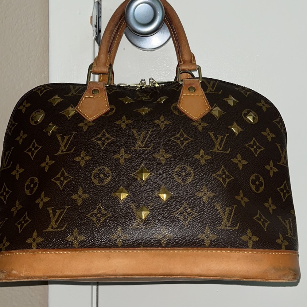 🔥🔥 Louis Vuitton Alma Purse with studded gold medal front and two zippers. - Picture 3 of 16